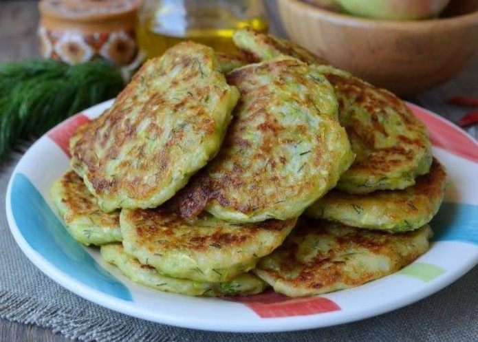 Кабачковые оладьи с сыром и зеленью