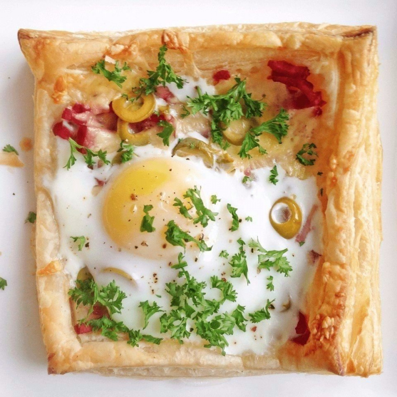 СЛОЙКИ С ЯЙЦОМ, ВЕТЧИНОЙ И СЫРОМ