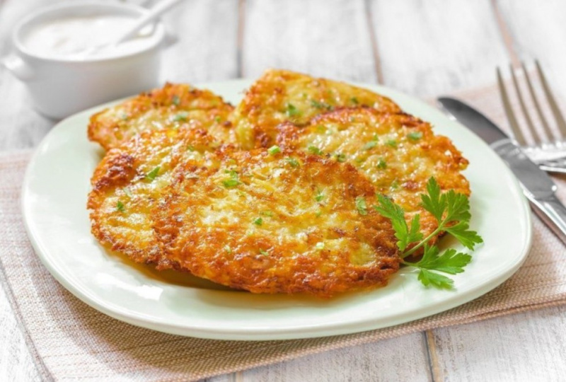 Драники с ветчиной, сыром и зеленью