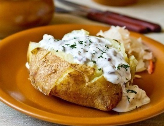 Печеный картофель с селедочным соусом