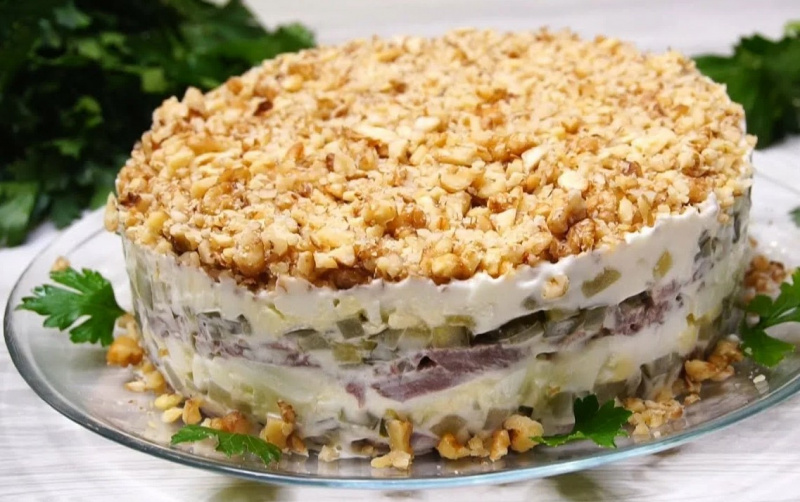 Слоёный салат с говядиной, солёными огурцами и яйцами