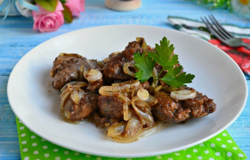 Печень с луком на сковороде