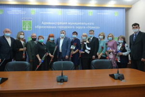 В администрации прошло торжественное вручение свидетельств о внесении на Доску почета
