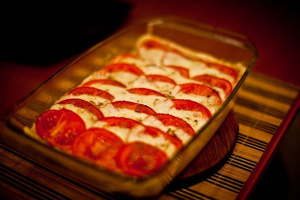 Пирог с беконом и моцареллой