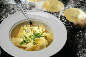 Равиоли с говядиной в курином бульоне