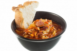 Лечо с беконом и колбасками