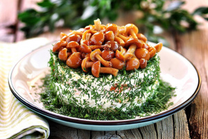 Салат с курицей и маринованными грибами