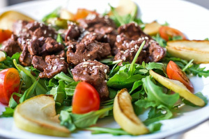 Салат с рукколой и куриной печенью