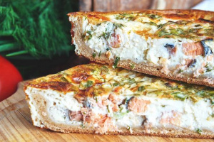 Пирог с лососиной и морской капустой