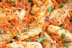 Тушеная камбала с овощами