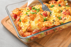 Запечённая картошка с сосисками, помидорами и сыром