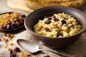 Пшенная каша на кокосовом молоке с изюмом и сушеной клюквой