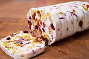 Творожный десерт с орехами и сухофруктами