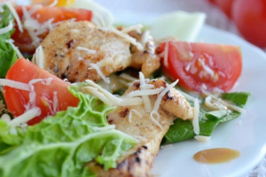 Теплый салат с пекинской капустой и курицей