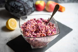 Салат из краснокочанной капусты с курицей