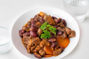 Тушеное мясо с красной фасолью